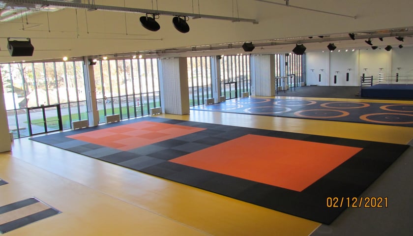 Sale hali sportowej przy ul. Racławickiej 62 we Wrocławiu.